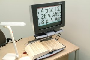 Foto: libro con ingranditore