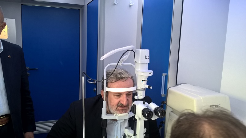 Il Presidente della Regione Puglia Michele Emiliano si sottopone a un check-up oculistico